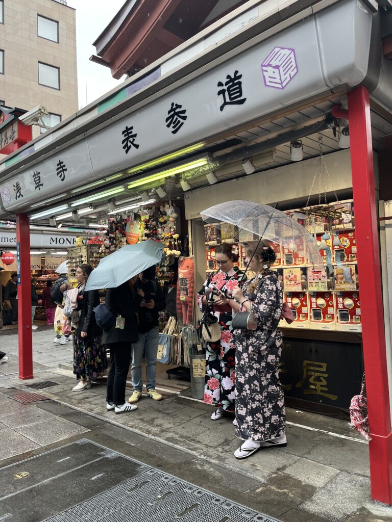 浅草_雨の仲見世通り