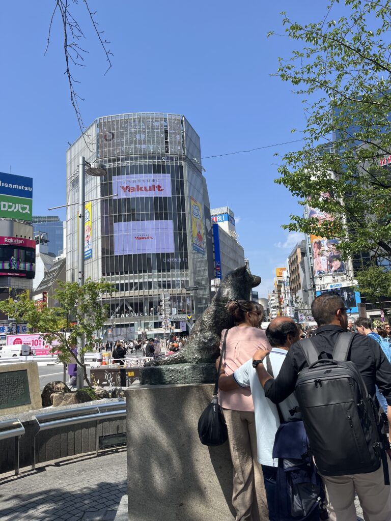 ハチ公と写真を撮る観光客